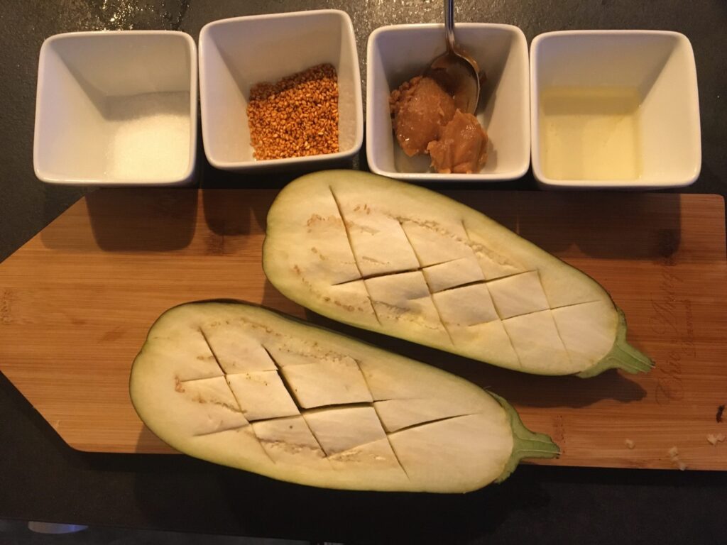ingredienser til bagt aubergine