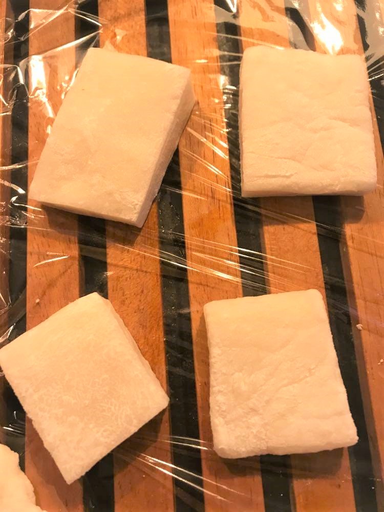 mochi skåret ud til firkanter